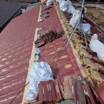 加古川市｜雨漏りの原因は銅板谷板金の穴あきだった！棟瓦を解体して屋根内部の劣化状況を調査しました